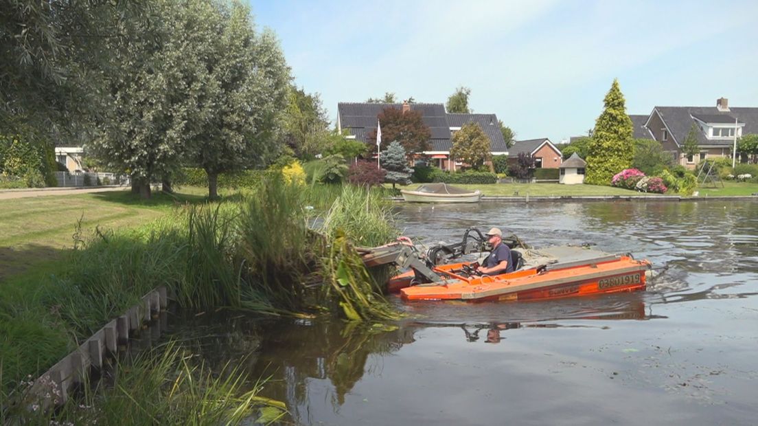 Maaien van waterplanten in Zwartsluis