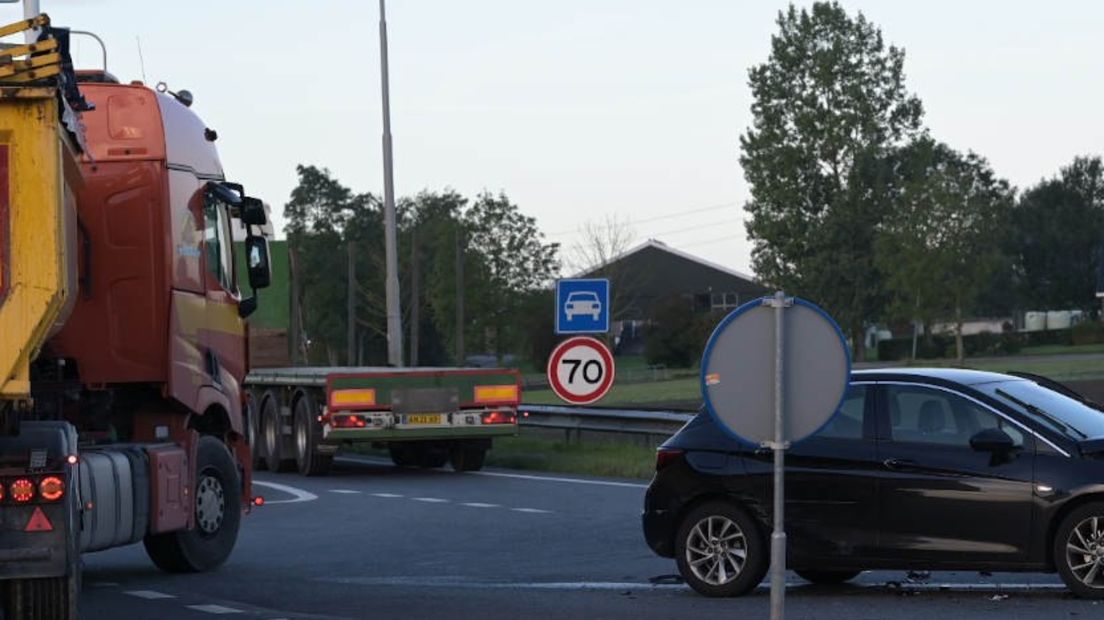 Verkeer passeert de plaats van het ongeval bij de N33 ter hoogte van Appingedam