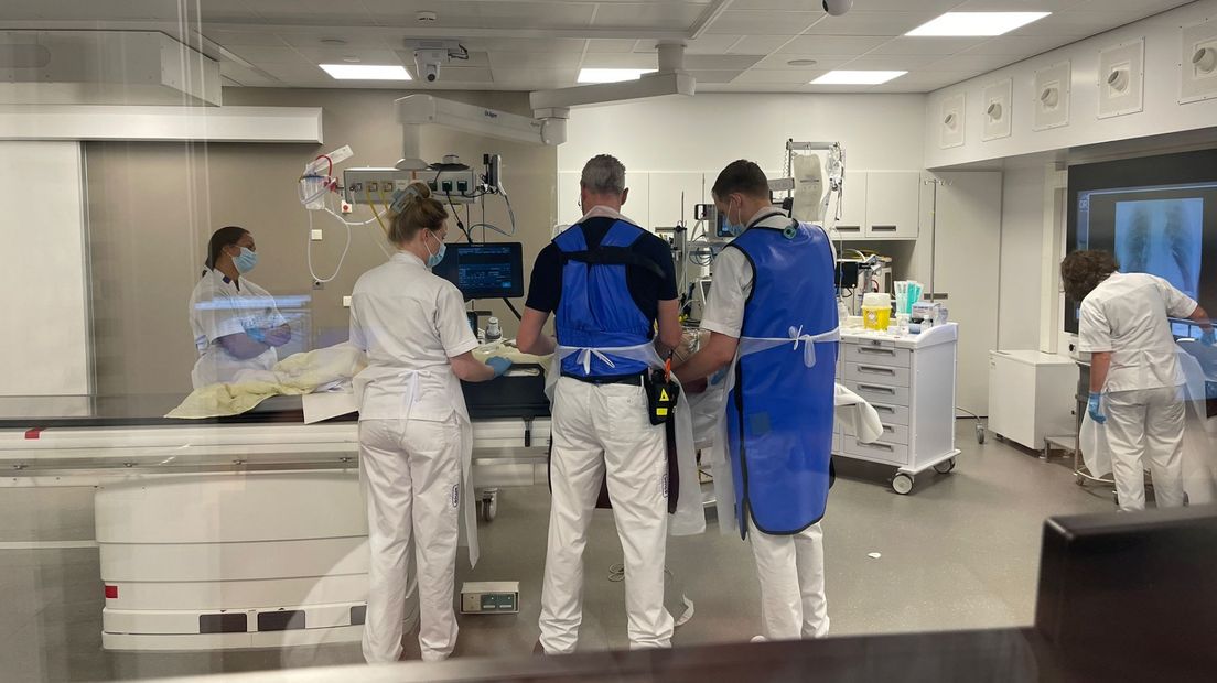 Marco en zijn collega's behandelen een patiënt op de traumakamer