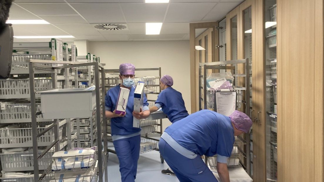Verplegend personeel haalt operatiebenodigdheden uit de steriel opslag