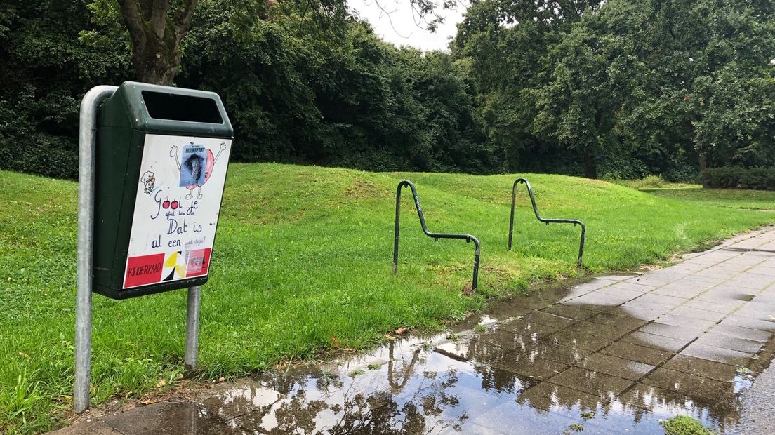 Metaaldieven zijn de afgelopen tijd actief in Tiel-Noord. Zij gingen aan de haal met straatmeubilair. Voor zover bekend zijn er tenminste vier metalen bankjes en twaalf verkeersborden verdwenen. Wijkagent Erwin van Dalen deed een getuigenoproep.