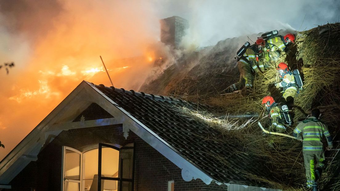 De vlammen sloegen uit het dak bij brand in De Bilt