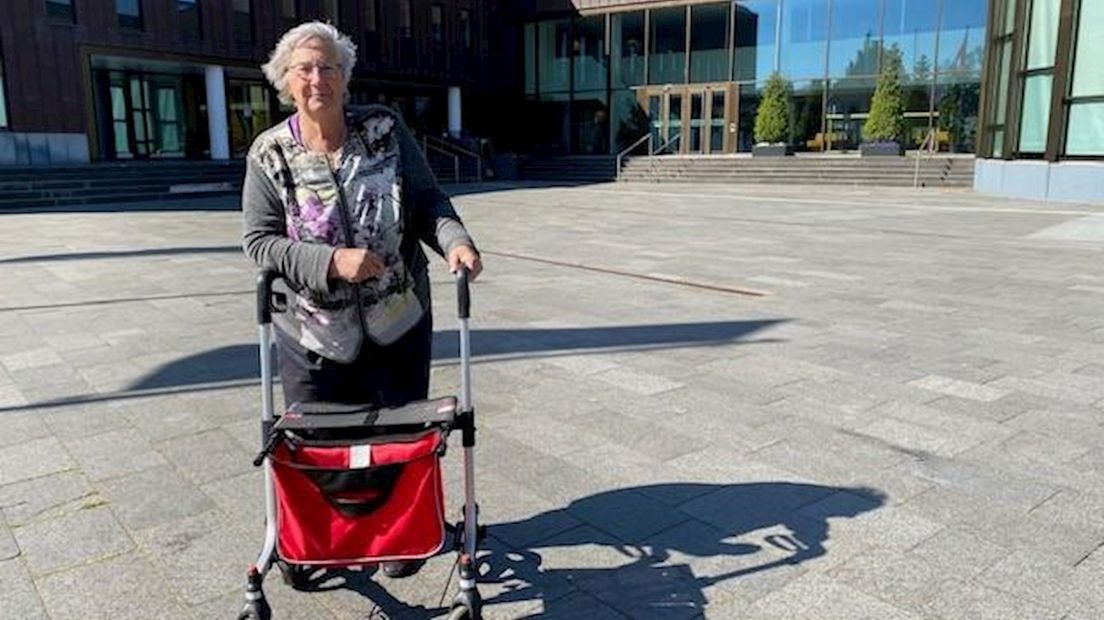 Fietje de Vries-Van der Grift op het plein voor gemeentehuis Dalfsen