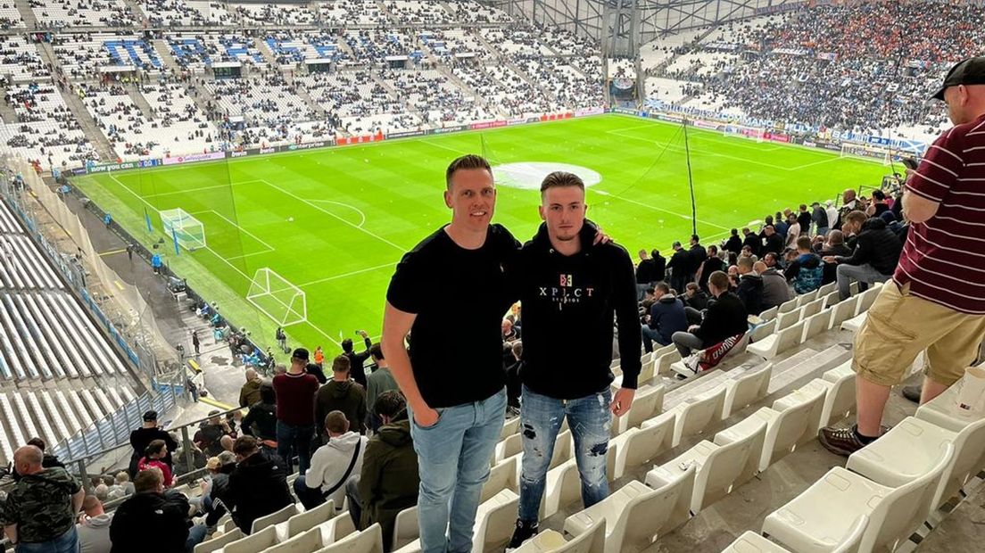 Enrico (links) en Gianluca van der Wulp in het stadion van Olympique Marseille.