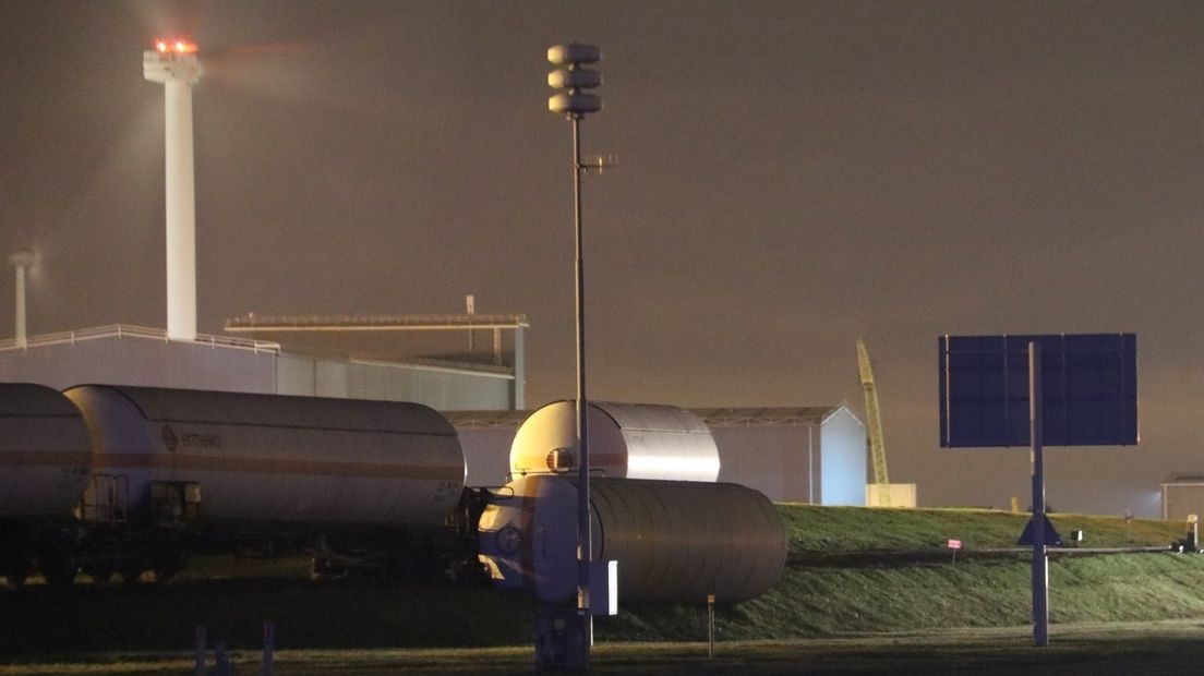 De ontspoorde trein met LPG.