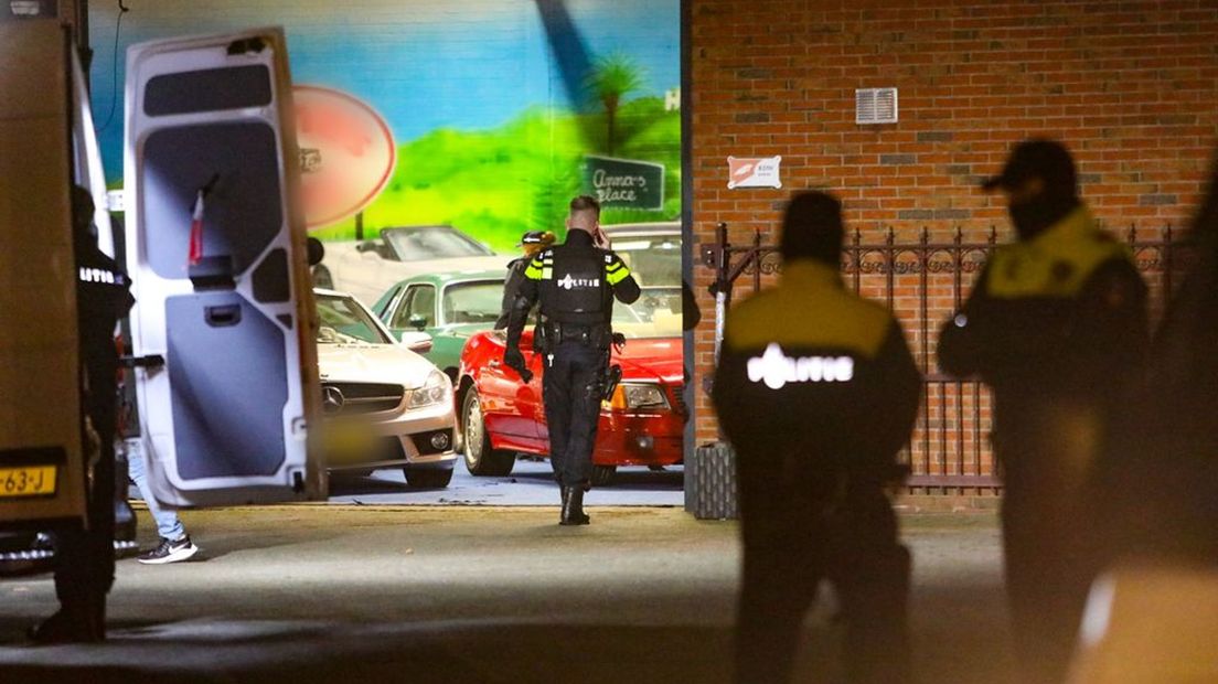 De politie deed woensdagavond een inval bij het bedrijf.