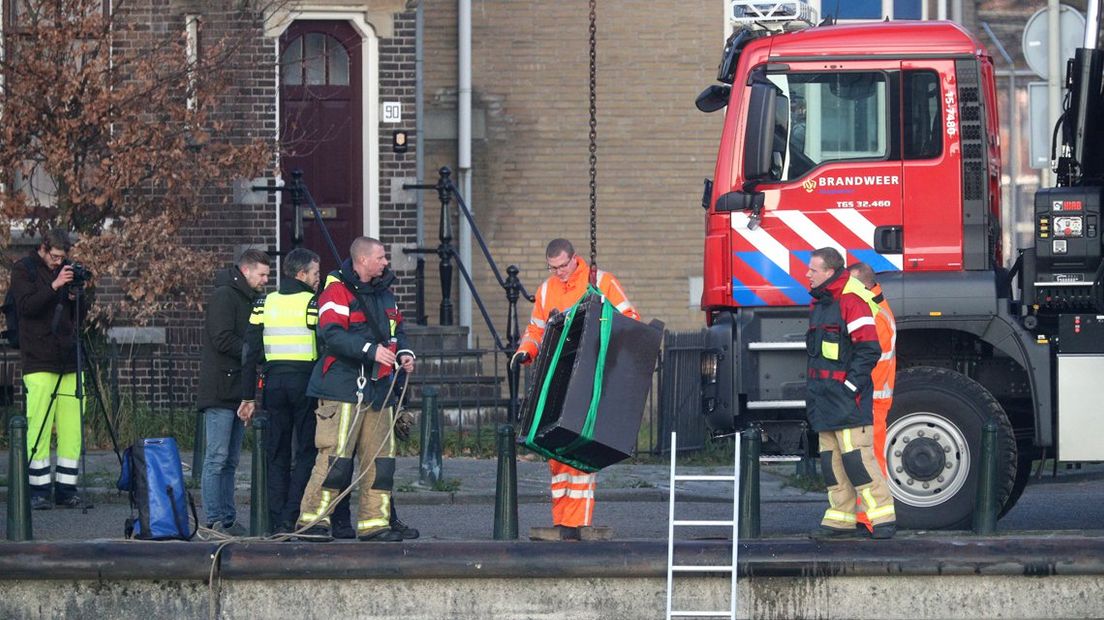 Brandweer takelt kluis uit het water