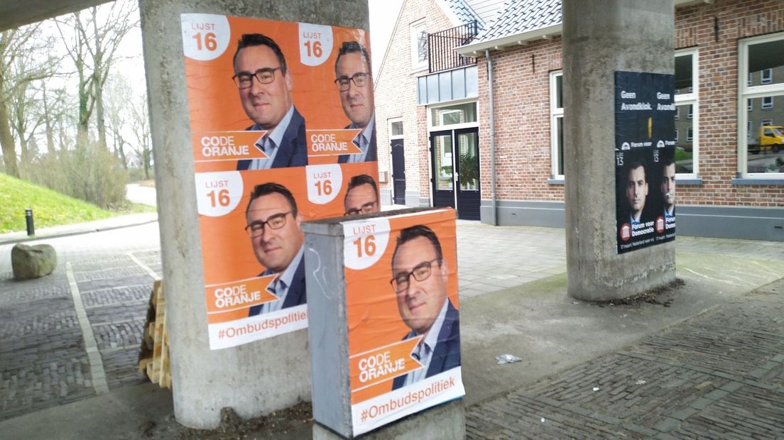 Wildplakken van campagneposters in Meppel
