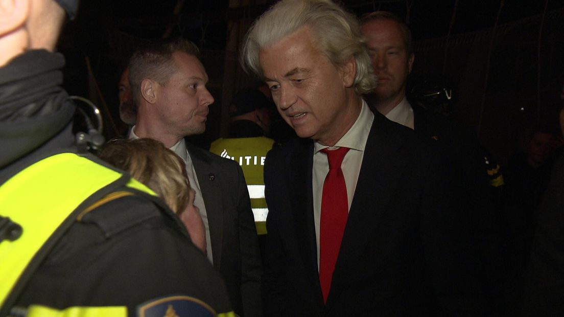 Geert Wilders in gesprek met een inwoonster van Zoutkamp
