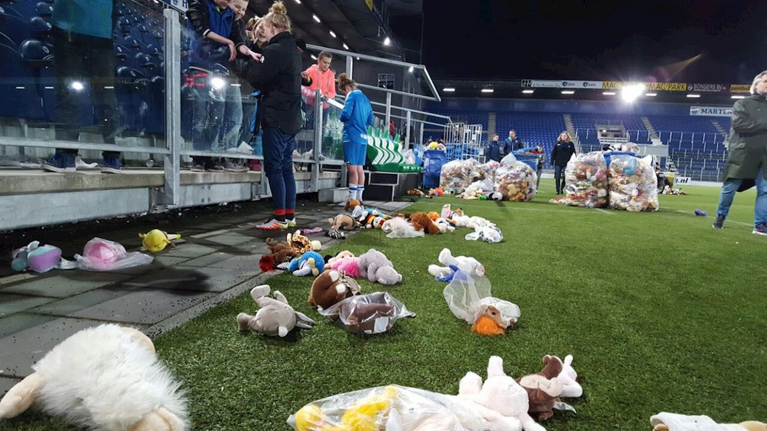 'Knuffel mee = gratis entree' levert goede doelen duizenden knuffels op