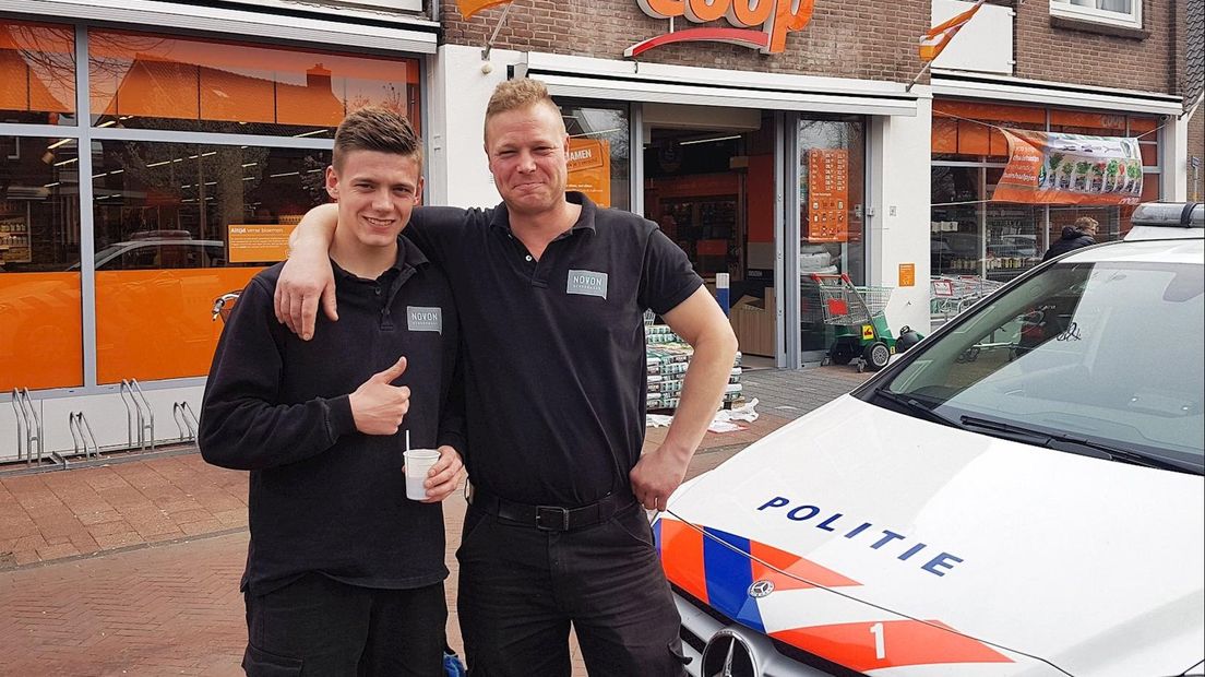 De twee glazenwassers nadat ze de buit terug hebben gebracht