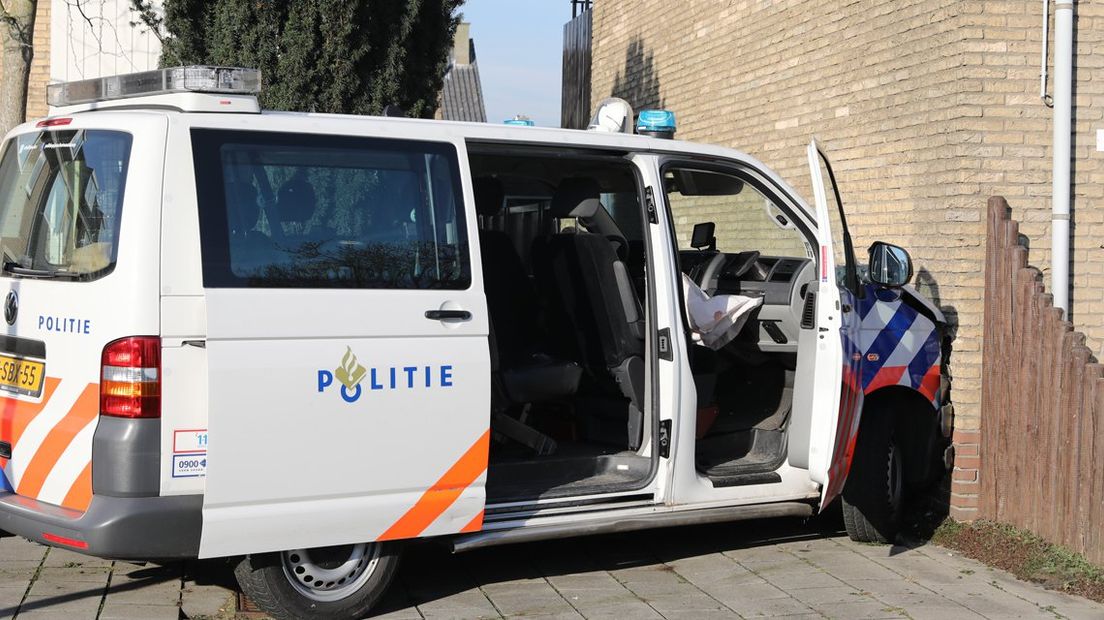 Politiebus Botst Tegen Woning, Waterleiding Springt - Omroep West