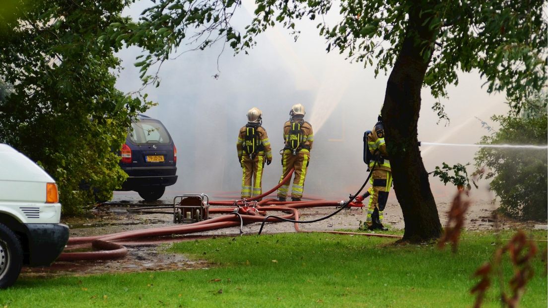 Uitslaande brand in schuur buitengebied Heeten
