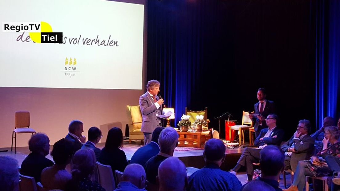 Herman Suijdendorp van woningcorporatie SCW uit Tiel heeft van Burgemeester Beenakker de Erepenning der stad Tiel ontvangen. De penning is een gemeentelijke onderscheiding die wordt uitgereikt aan personen die zich verdienstelijk hebben gemaakt binnen de gemeente Tiel. De uitreiking vond donderdag plaats tijdens een stadsgesprek met de titel ‘De Stad is vol verhalen’ ter ere van het 100 jarig bestaan van SCW. Tijdens deze bijeenkomst nam de heer Suijdendorp afscheid als directeur/bestuurder.