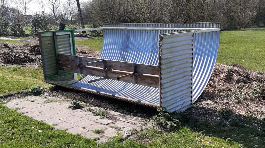 Een kapotte dugout van de voetbalclub uit Zwartemeer (Rechten: Zwartemeerse Boys)