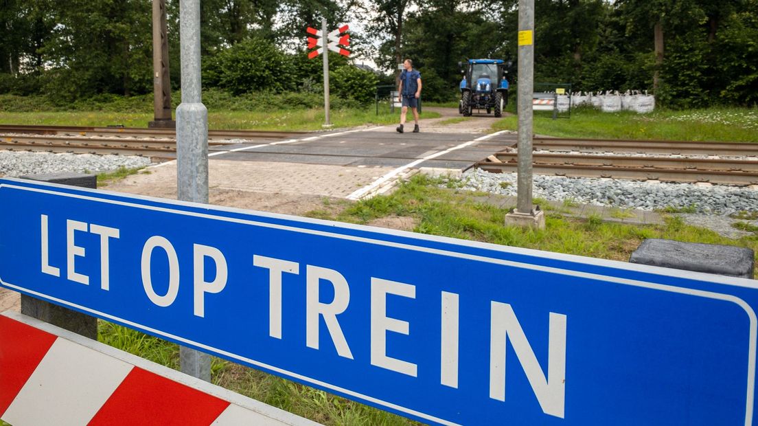 Onbewaakte spoorwegovergang, boer controleert spoor