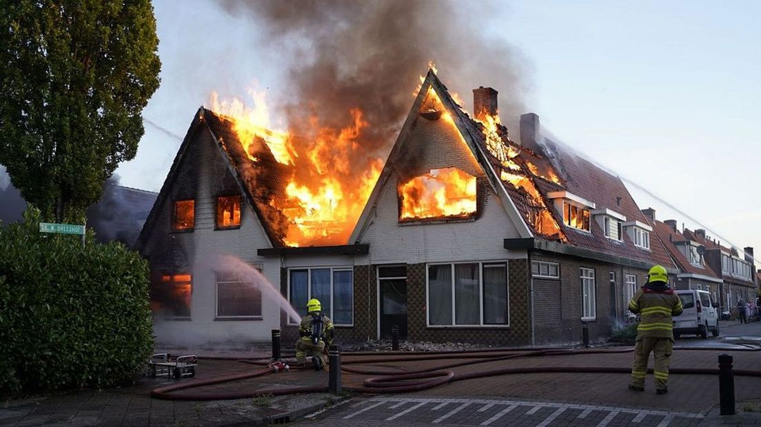 In Velp woedt een grote woningbrand