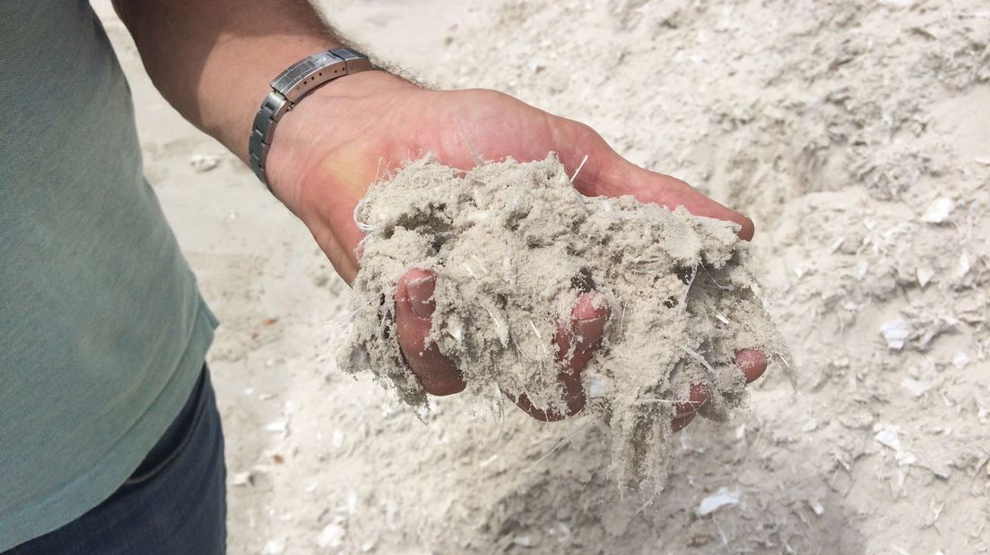 Een handje exlusief zand.