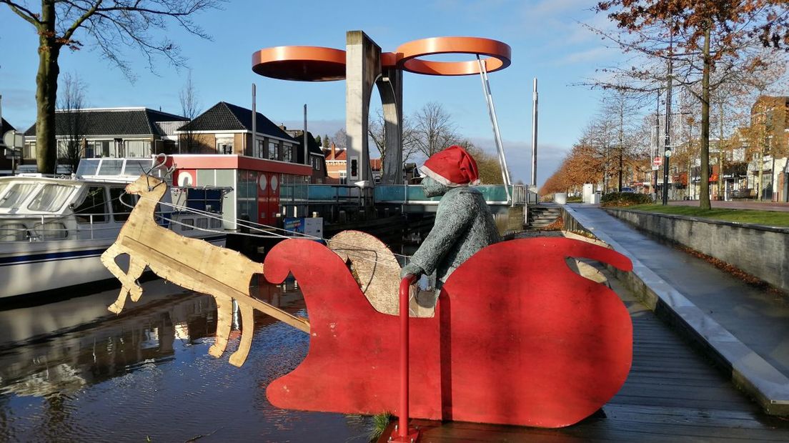 Het bronzen beeld 'Krinkiespijer' in Stadskanaal ziet er iets anders uit dan normaal.