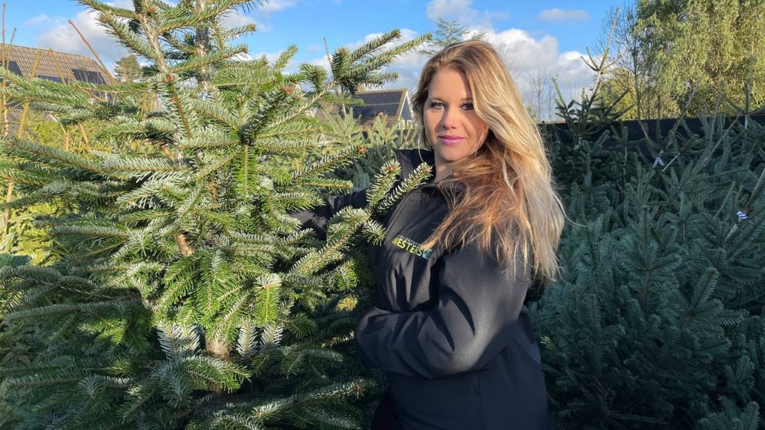 Lianne van Dam met een kerstboom
