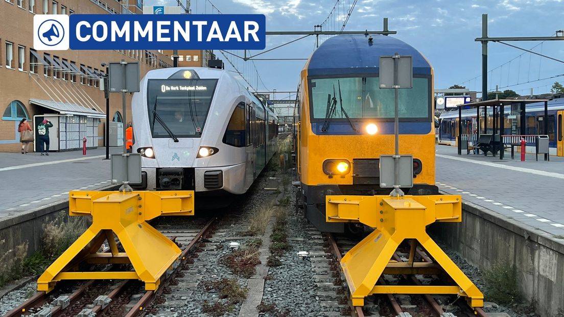 Een Arriva-trein en een NS-trein staan naast elkaar op station Groningen