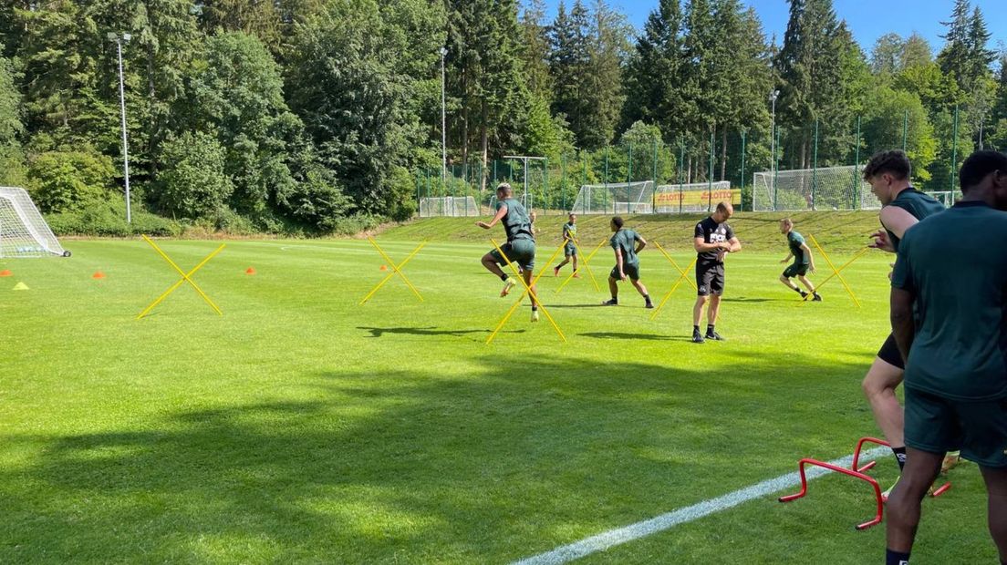 De spelers van FC Groningen werken loopoefeningen af tijdens het trainingskamp in Barsinghausen