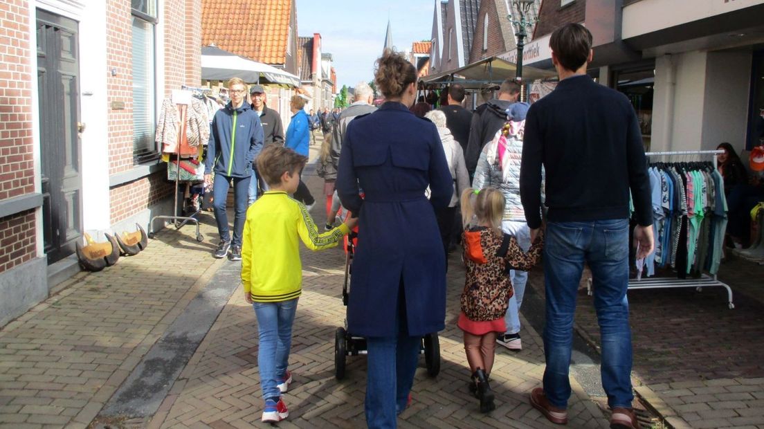 Slenteren langs kraampjes in Oldemarkt