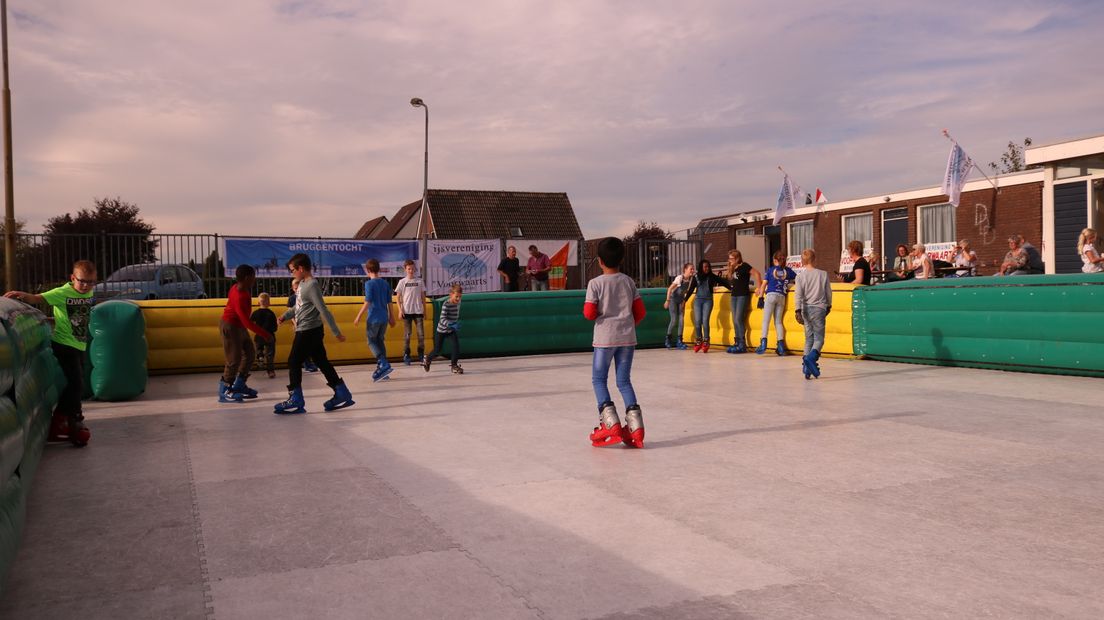 Kinderen schaatsen met bijna 25 graden in Bovensmilde (Rechten: Dylan de Lange/RTV Drenthe)
