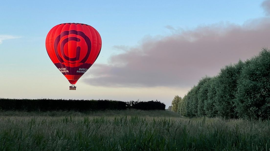De andere luchtballon zet de landing in