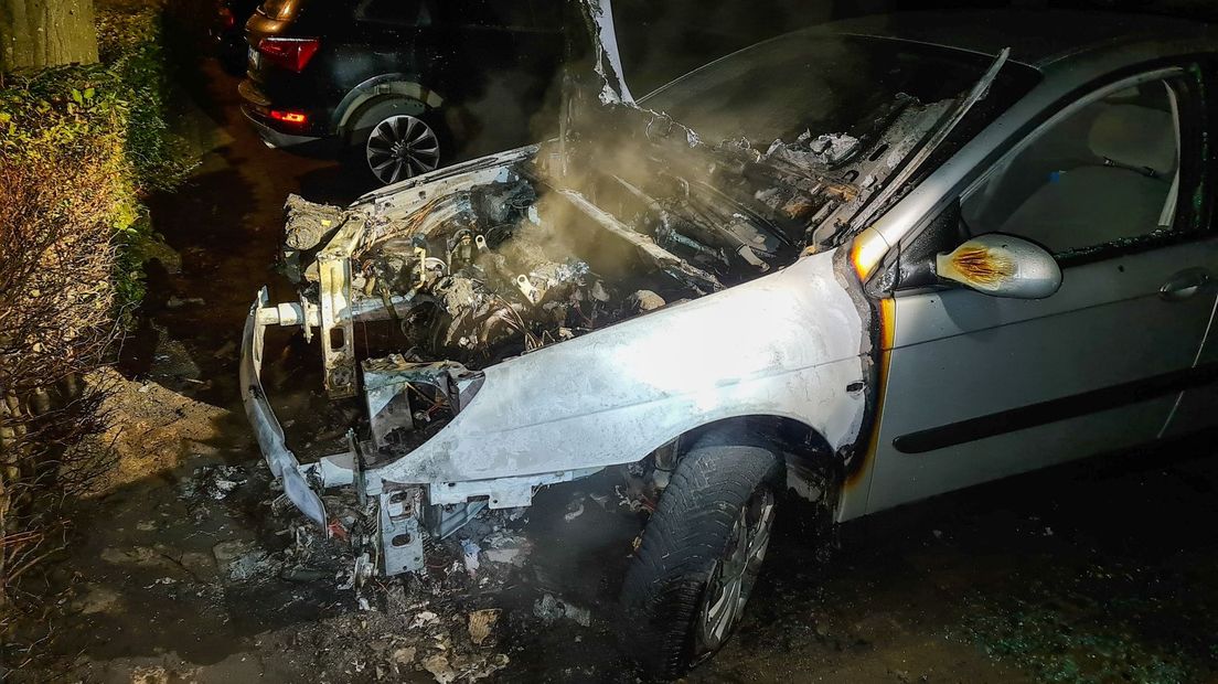 Auto gaat in vlammen op in Enschede, mogelijk in brand gestoken