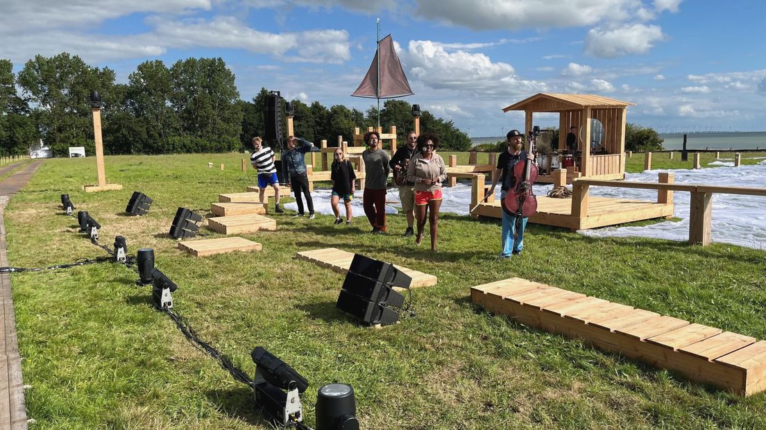 Spilers en muzikanten repetearje 'Het Verdriet van de Zuiderzee'