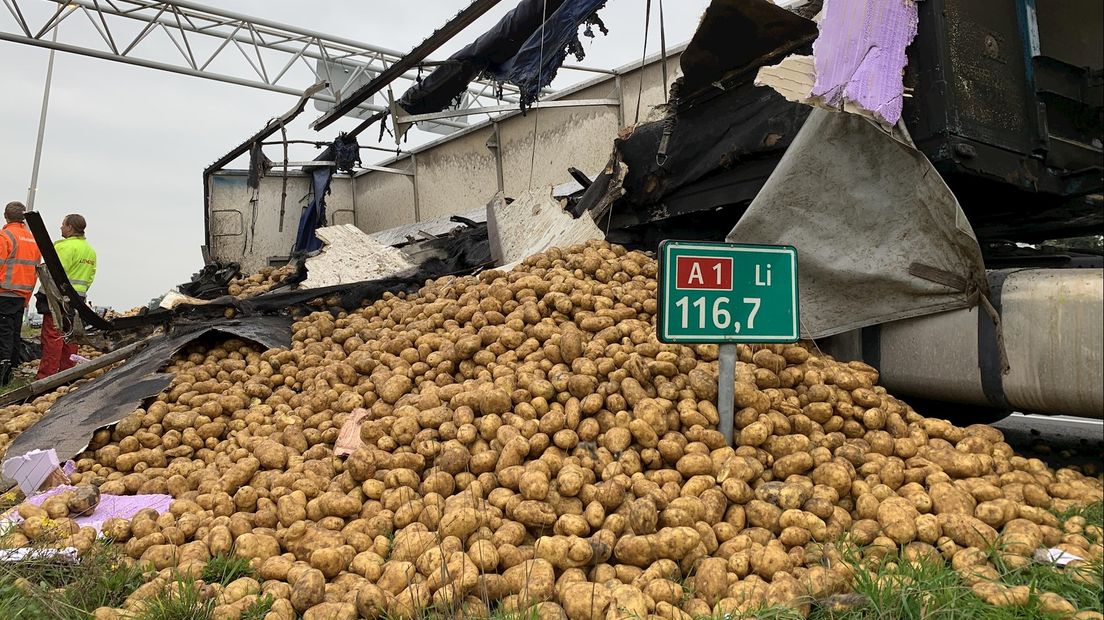 De berm ligt vol aardappels