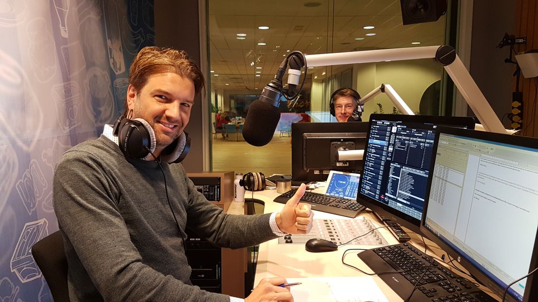 Radio West-presentator Bas Muijs, nieuwslezer Arthur Boddeus op achtergrond