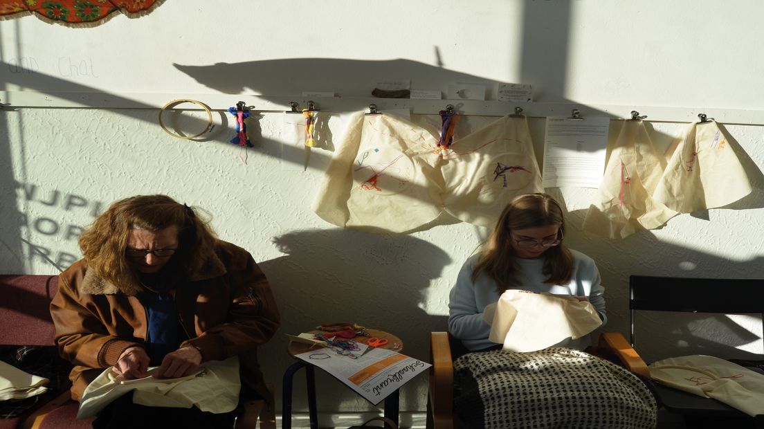 Kunstenaars van Bierumer School werken aan kunstwerk