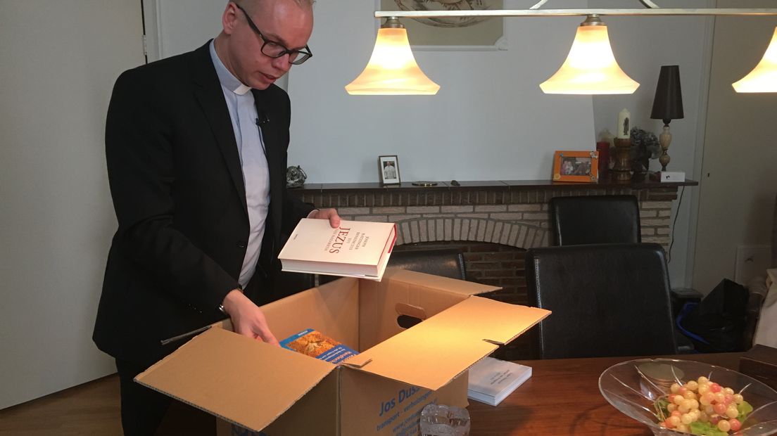 'Afscheid nemen doet pijn.' Met die woorden neemt Pastoor Pikkemaat afscheid van de Achterhoek. De jonge pastoor wordt gedwongen overgeplaatst naar een parochie in Twente. Zondag is er een laatste eucharistieviering en een receptie in Lichtenvoorde.