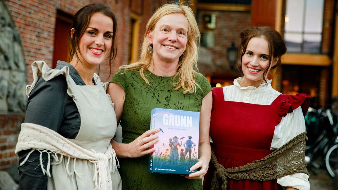 Heidi Renkema (midden) met het bordspel 'Grunn'