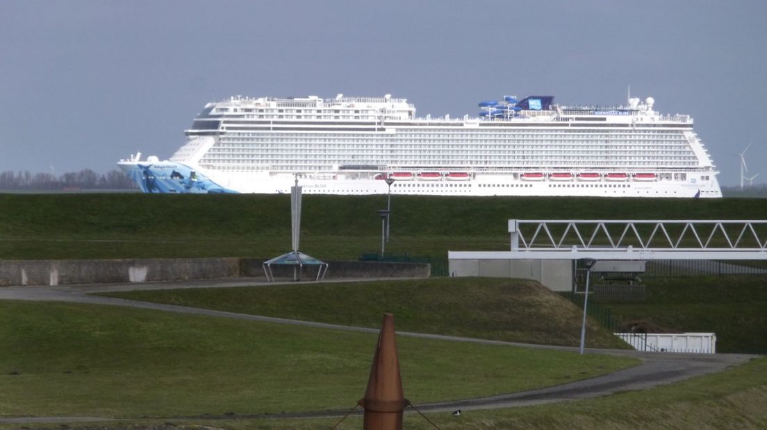 Cruiseschip Norwegian Bliss komt eerder in de Eemshaven aan dan verwacht.