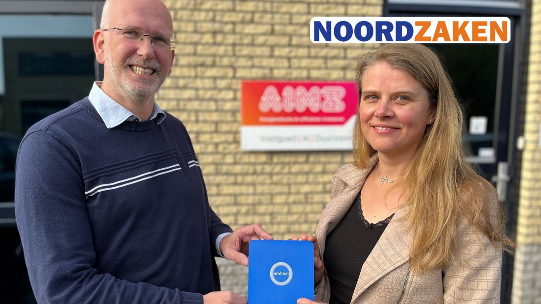 Piet Jan Bloem en Margriet de Jong met de AIMZ in de hand