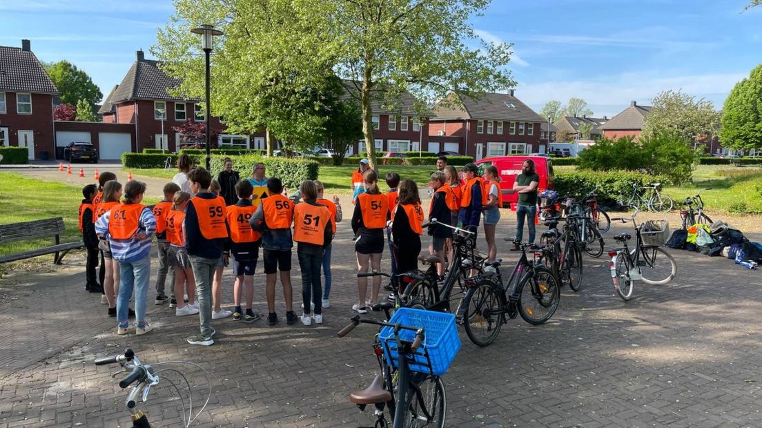 Leerlingen luisteren naar de uitleg van VVN
