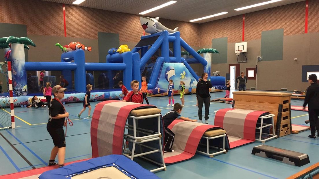 Een groot springkussen in de sporthal