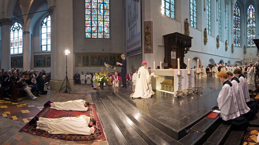 De wijding van twee bisschoppen in de Sint Catharinakathedraal in 2010.