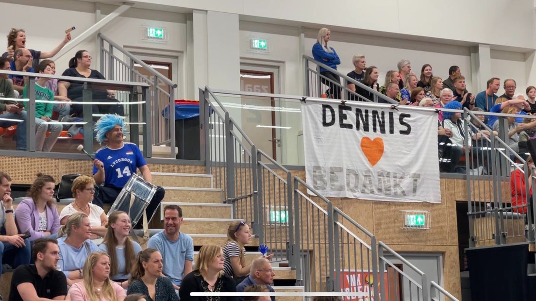Het publiek neemt afscheid van Dennis Borst
