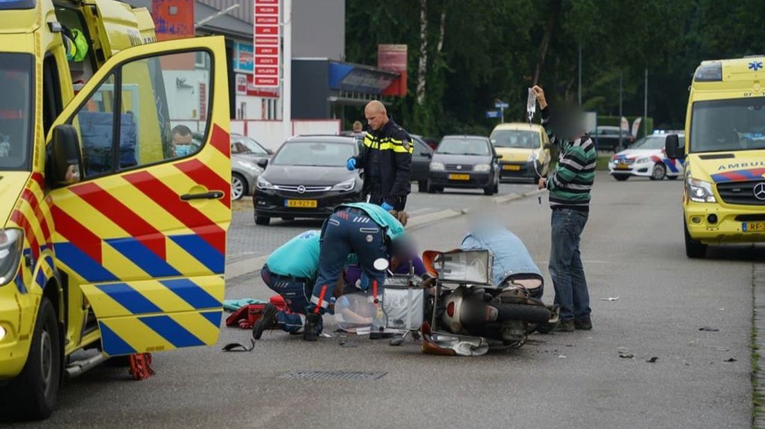 Twee ambulances kwamen ter plaatse om de vrouw te stabiliseren.