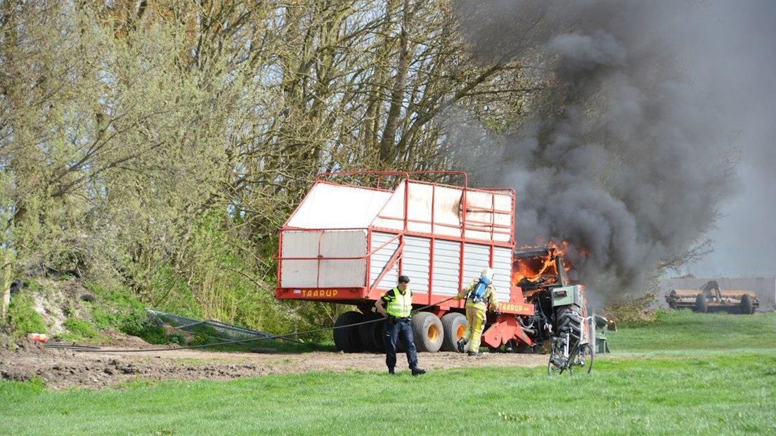 Trekker in brand in Kamperveen
