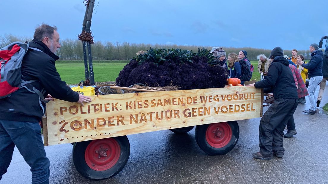 Blije Boeren Wandelen Naar Binnenhof Om Landbouwminister Te Steunen In ...