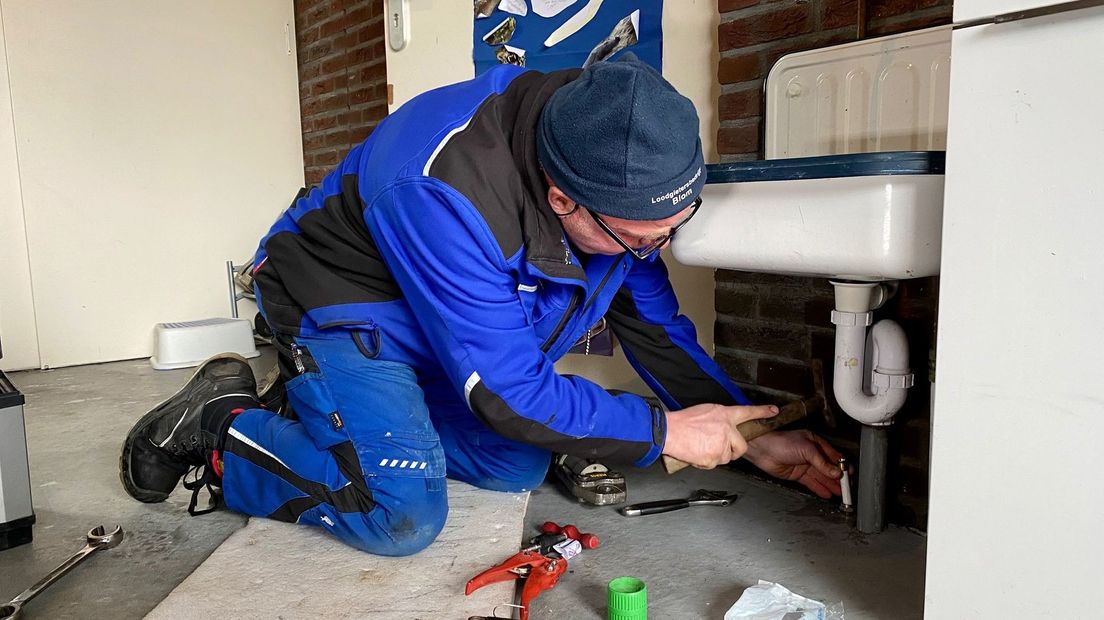 Loodgieter Johan Blom repareert een kapotte waterleiding