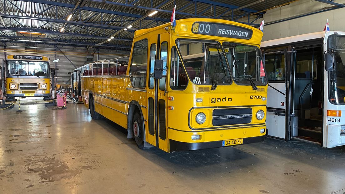 Twee GADO-bussen