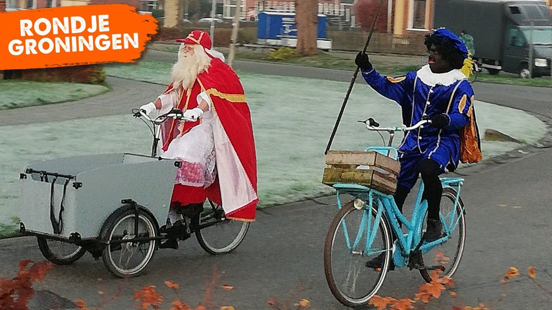 Sint en Piet komen aan op de fiets