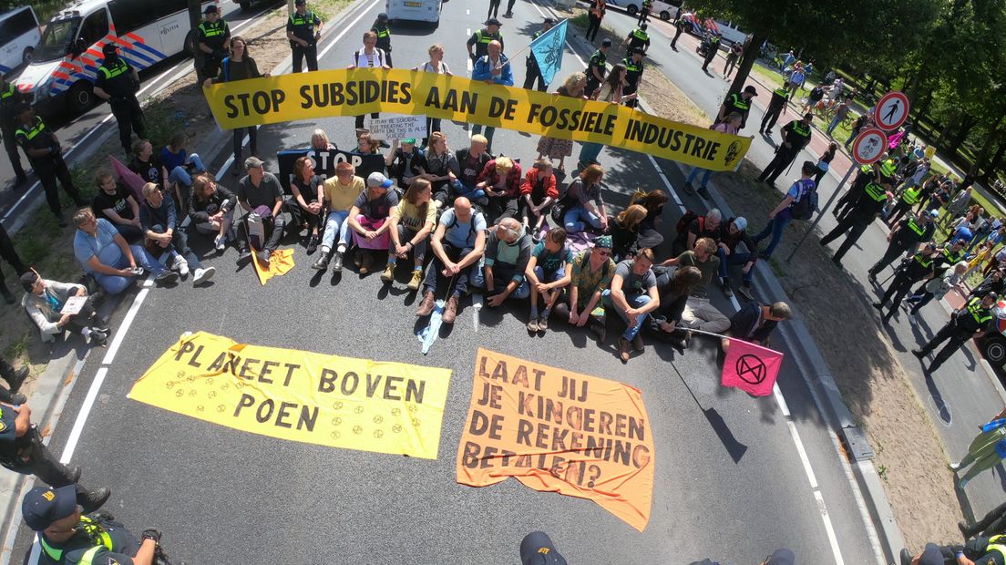 Klimaatactivisten van Extinction Rebellion blokkeren de A12 en eisen het stoppen van subsidie voor fossiele brandstoffen