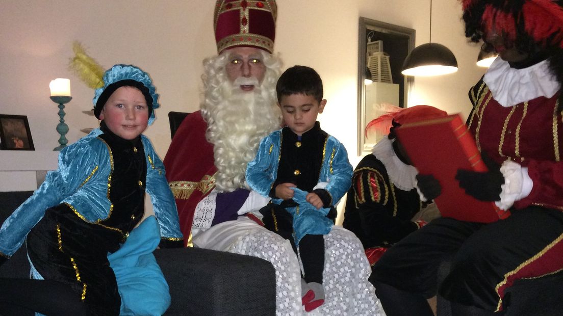 Sinterklaas op visite in Assen bij Romero en Iliyas (Rechten: Selvinaz Gozel)